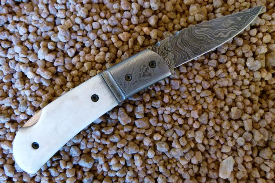 'oribi'-damascus-folder-bone-handle-plates