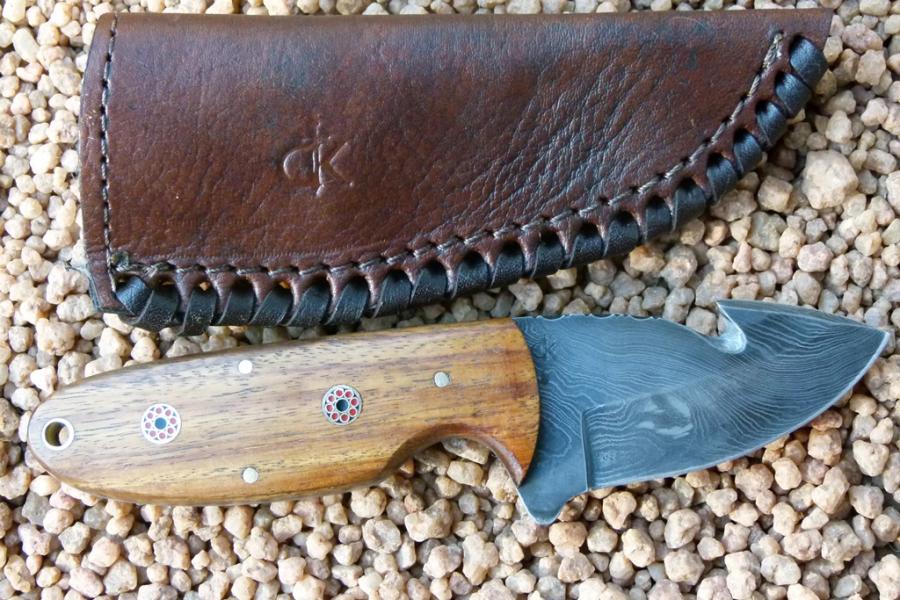 karoo-skinner-with-guthook-walnut-handle-plates